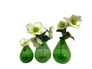 Groene vazen gerecycled glasvazen met helleborus