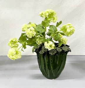 Groene ceramiek vaas met bloemen ornament