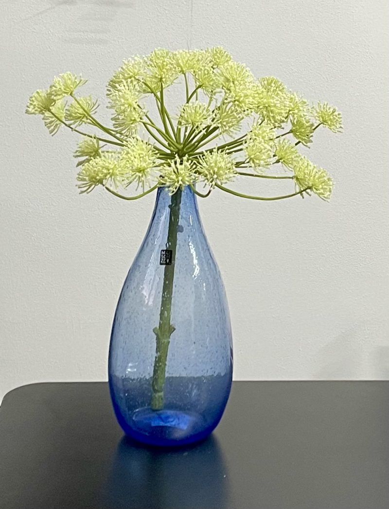 Berenklauw in blauwe Maison Zoe vaas