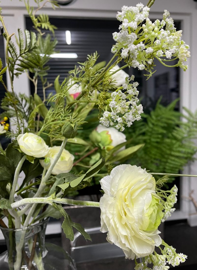 Witte pioenroos met volle bloemen