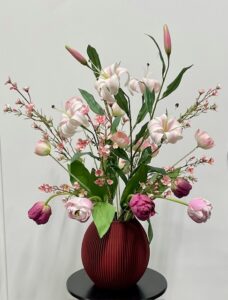 Roze kunstboeket met tijgerlelies